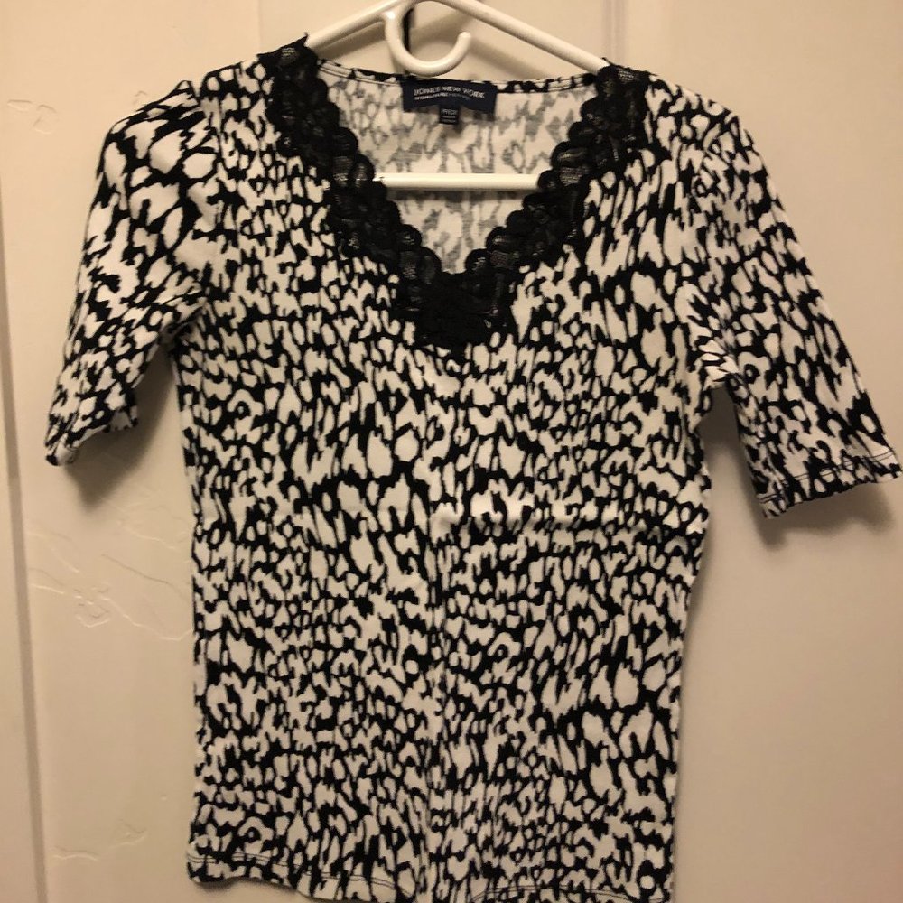 Jones New York short sleeved size PPECH black and white top